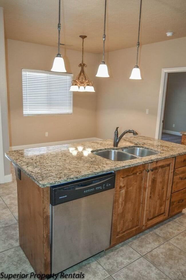 Building Photo - 4 bed, 2.5 bath duple unit w/2 car garage