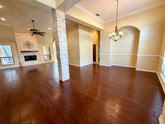 Building Photo - 710 Huntwick Ln