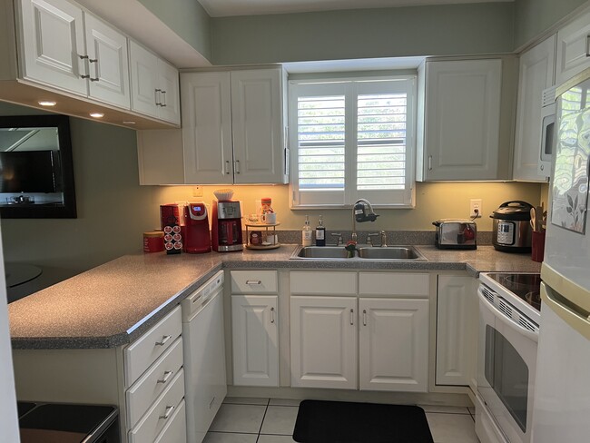 Building Photo - 105 Rio Del Mar St