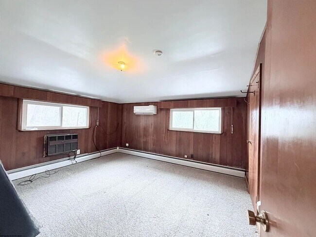 Building Photo - Large 4 Bedroom Home Near WVU, Hospitals & Downtown Morgantown