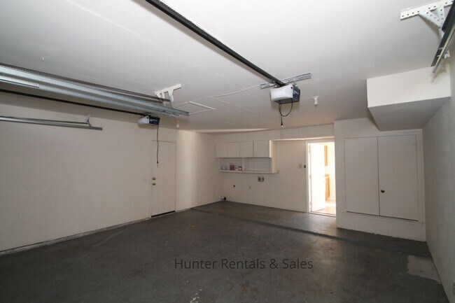 Building Photo - Check Out This Home!