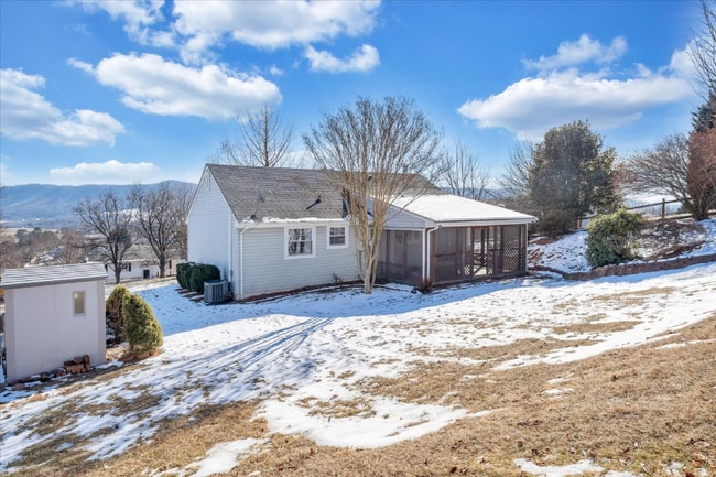 Building Photo - 518 Hillview Dr