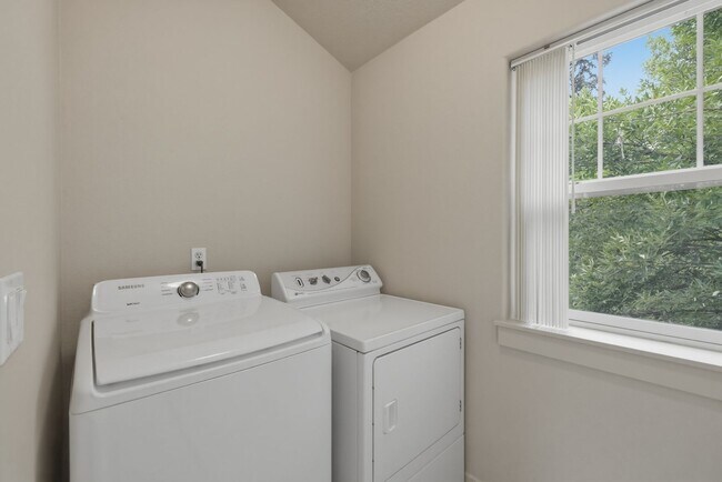 Building Photo - 7130 NE Ridge Dr