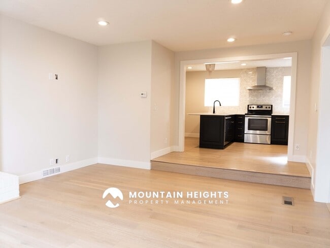 Building Photo - 8589 Kings Hill Dr