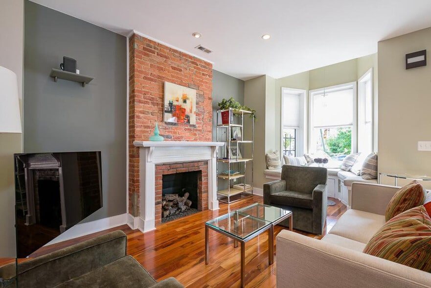 Primary Photo - 401 Constitution Ave NE