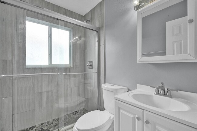 Building Photo - 704 NE 23rd Ave