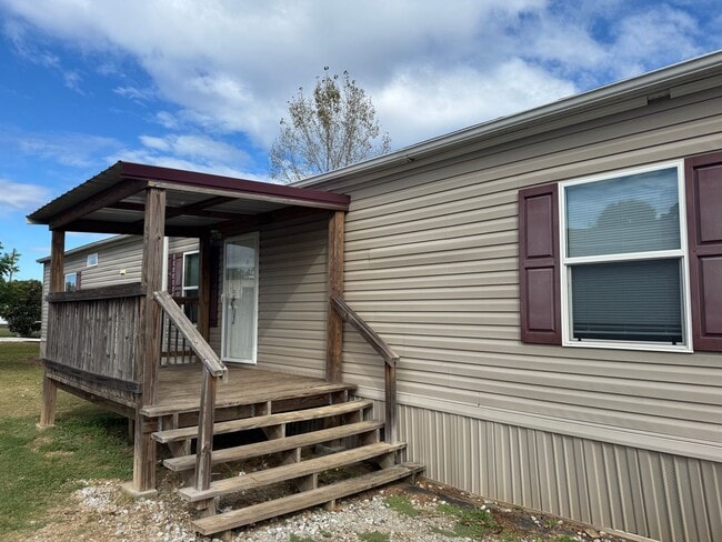 Building Photo - University Estates 63