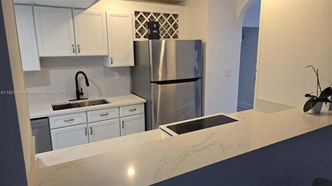 Building Photo - 2715 N Ocean Blvd