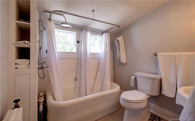 Building Photo - 96 Kings Hwy N