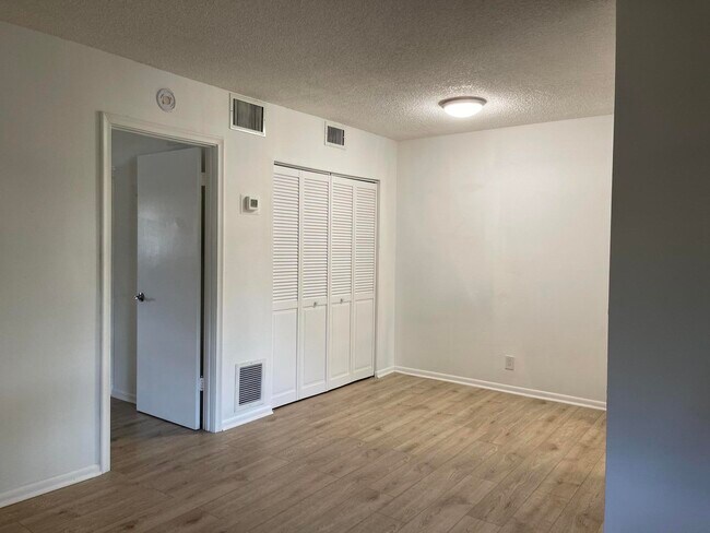 Building Photo - 306 E Ocean Ave