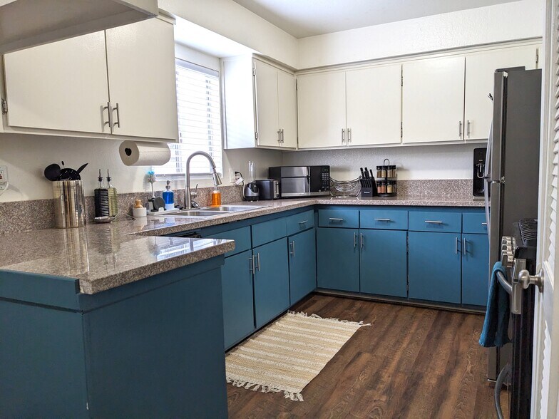 Building Photo - 1634 W 104th St