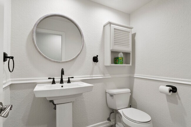 Building Photo - Beautiful 4-Bedroom Home with Private Pool...