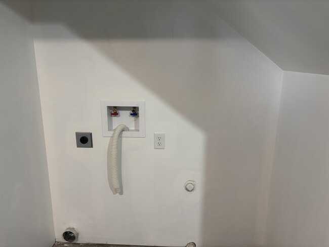 Building Photo - 1095 3rd St