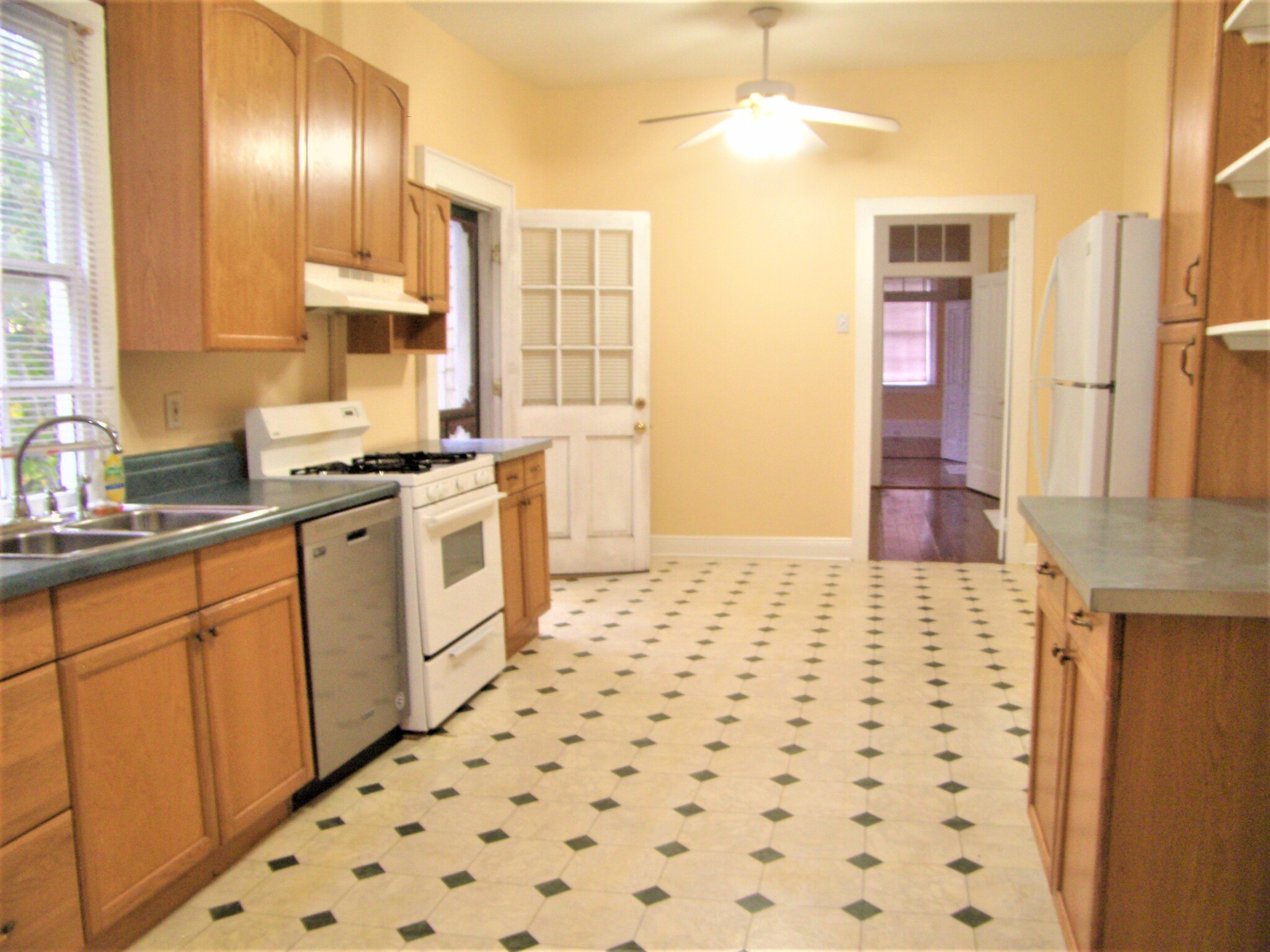 Building Photo - 447 Elmira Ave