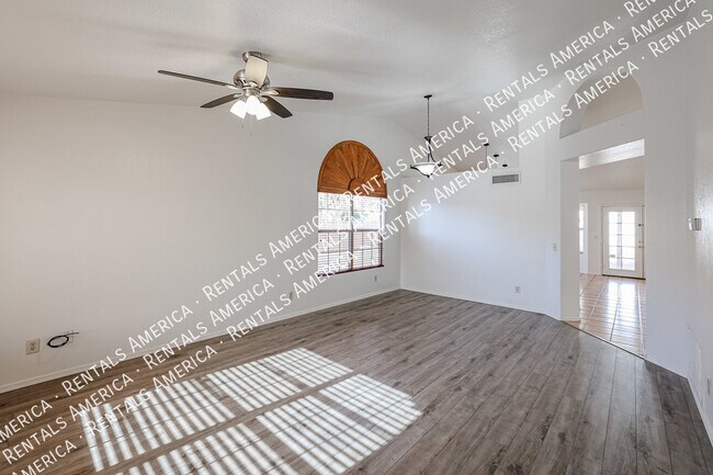 Building Photo - 1105 N Quail