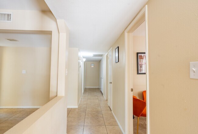 Building Photo - 1047 E Alameda Dr