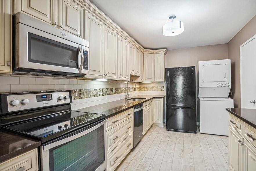 Building Photo - 8370 Greensboro Dr