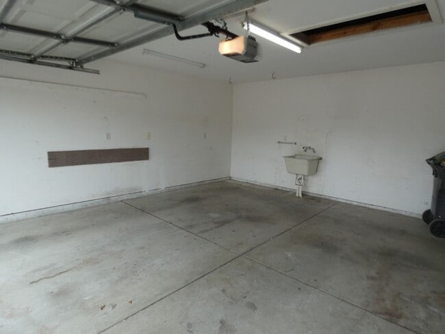 Building Photo - Cozy 2 bedroom 2 bath House in Central Loc...