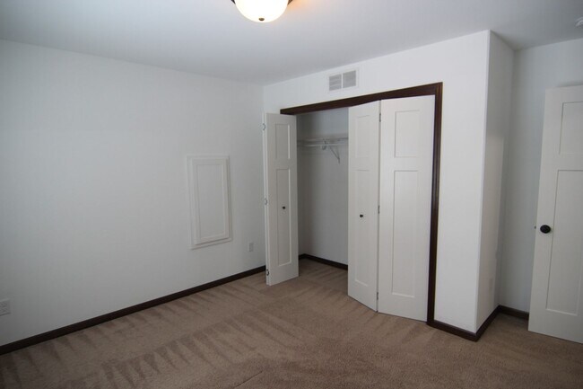 Building Photo - 4 Bedroom, 3 bath close to University