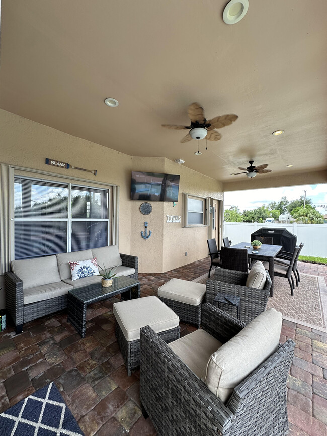 Large outdoor linai with grill, plenty of furniture and tv - 1305 SW 11th Plz