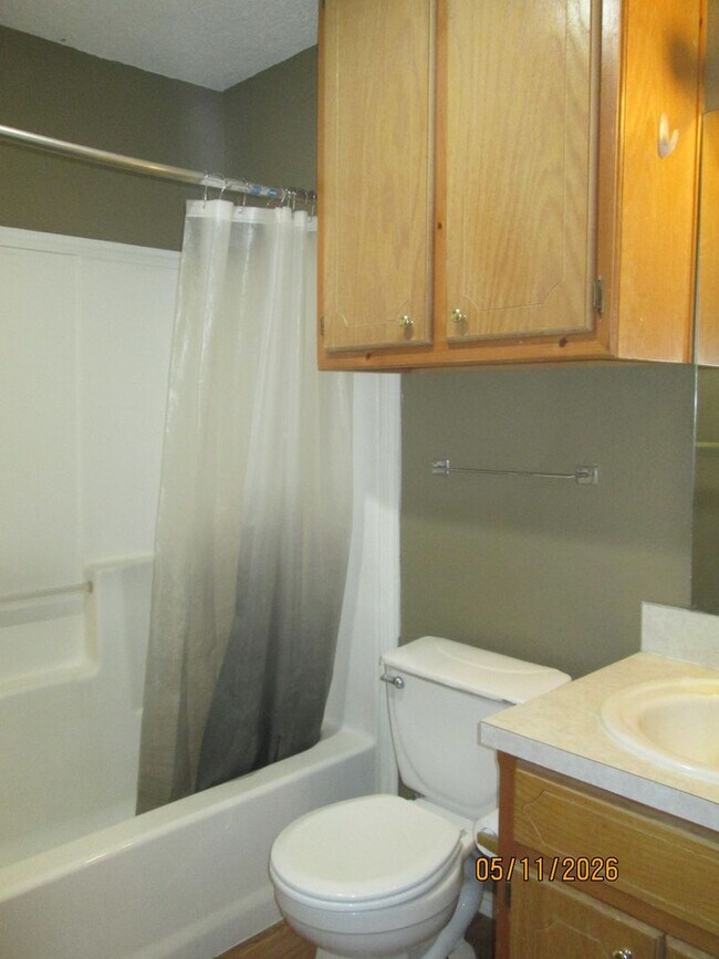 Building Photo - HOUSE - 3 Bedrooms, 2 Bath, 2 Car Garage