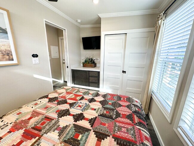 Building Photo - "Charming 2-Bedroom Retreat in River Ranch...