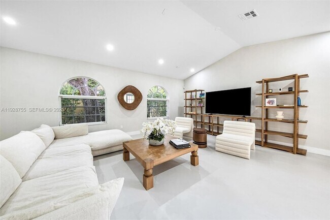 Building Photo - 1033 Almeria Ave