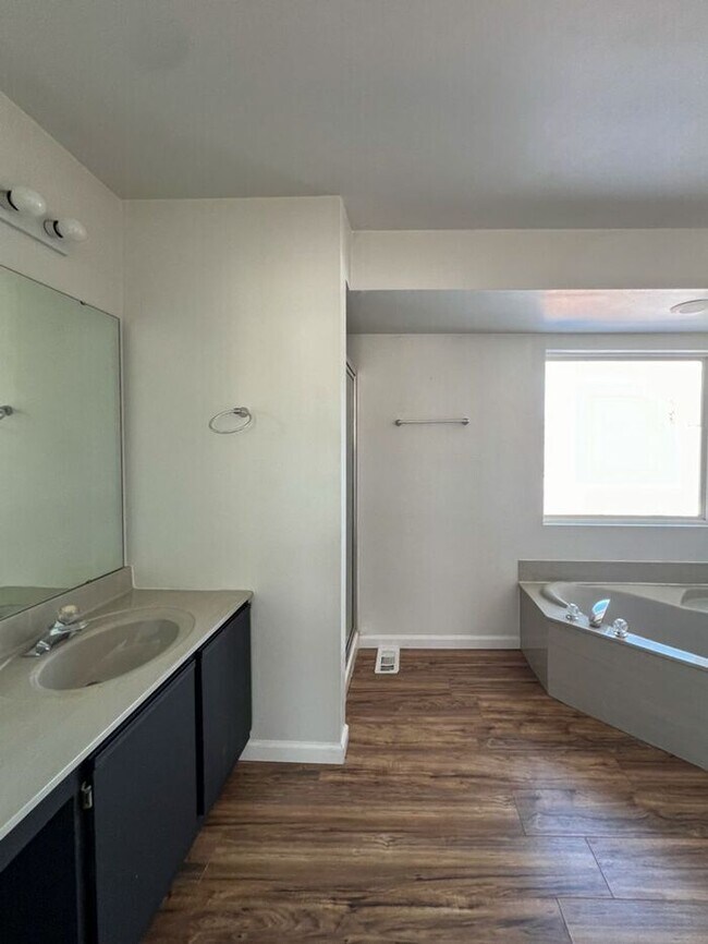 Building Photo - Cozy 3-Bedroom, 4-Bathroom Home in Saint L...