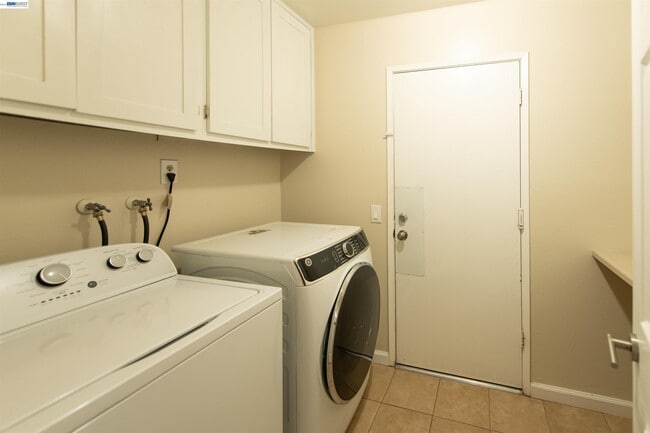 Building Photo - 3600 Kobias Ct