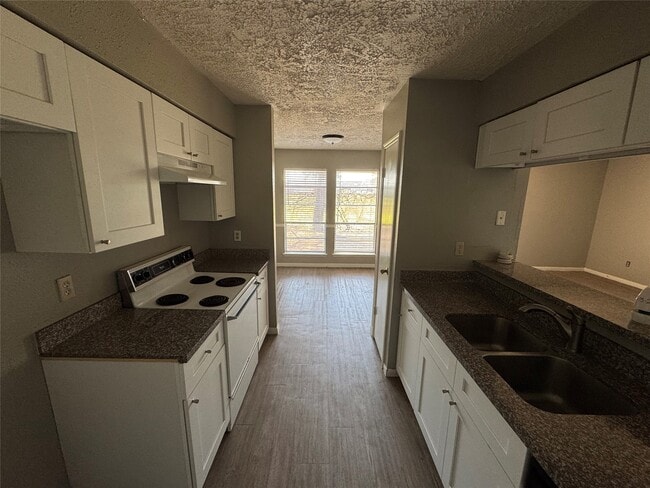 Building Photo - 13611 Ravensway Dr