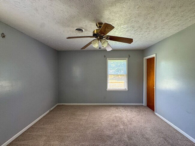 Building Photo - Cute 3 Bed 1.5 Bath Home with Fenced Yard