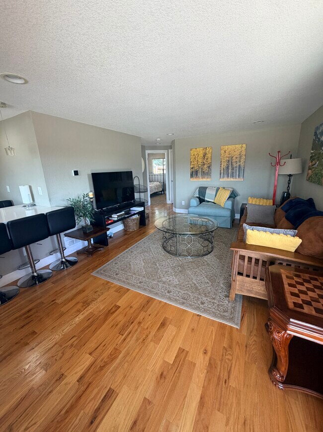 Building Photo - West Oak Triplex