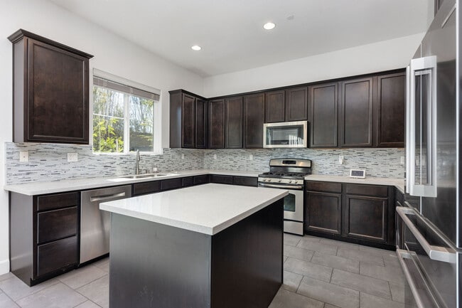 Building Photo - 1680 Southview Dr