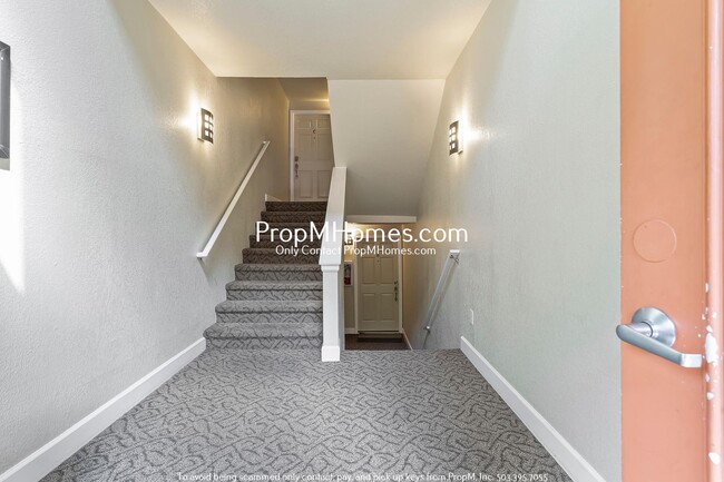 Building Photo - Beautifully Updated Condo in Multnomah Vil...