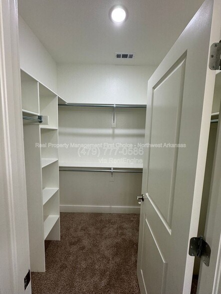 Building Photo - 720 Sun Meadow Dr