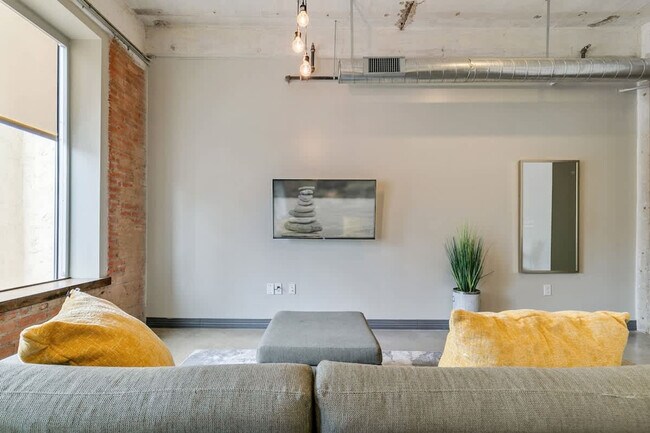 Building Photo - 500 S Ervay St