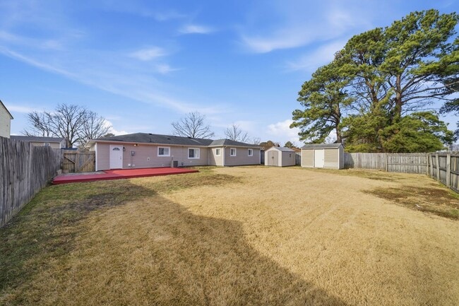 Building Photo - Spacious 4 bedroom/2 Bath Ranch Style Home