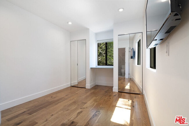 Building Photo - 2553 Glen Green St