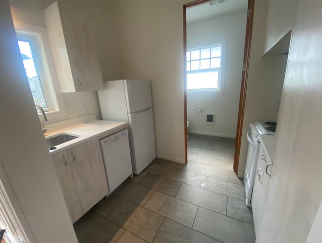 Building Photo - 332 W 5th Ave