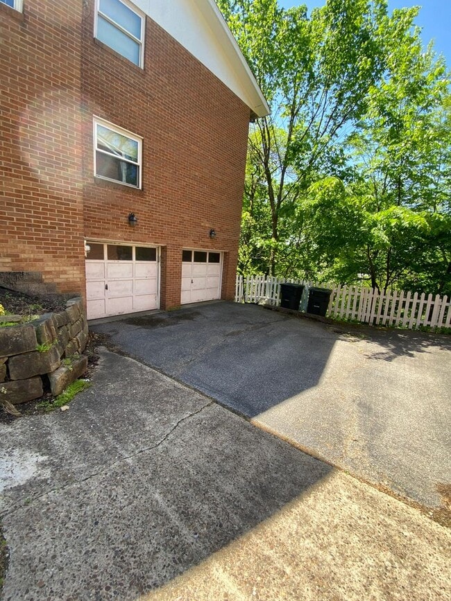 Building Photo - 7401-7403-7403 Brighton Rd