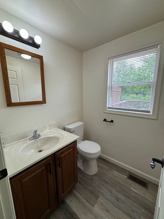 Building Photo - Gorgeous 3 Bedroom 1.5 Bathroom with Huge ...