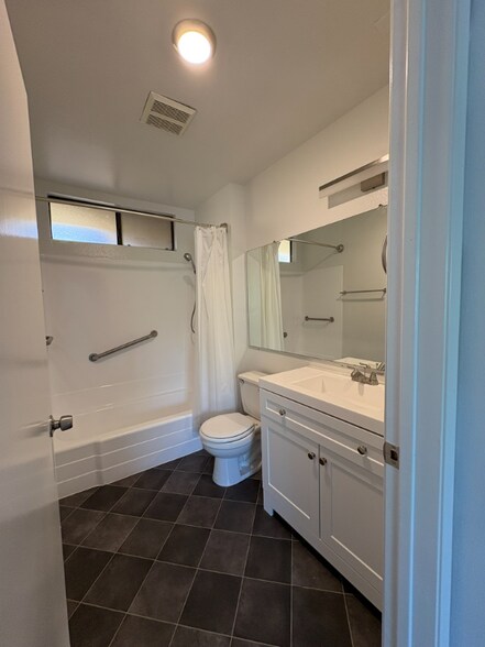 Building Photo - 6400 Kraft Ave