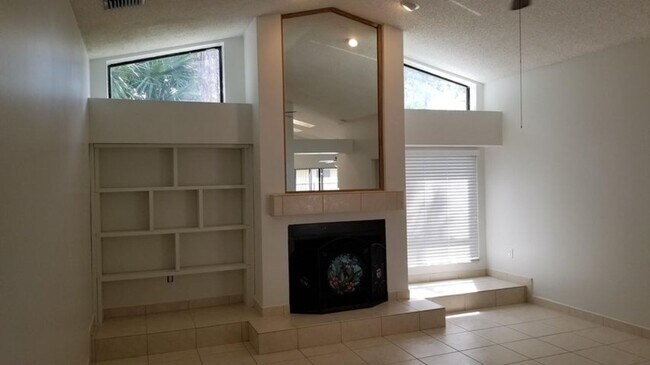 Building Photo - 14060 Greentree Dr
