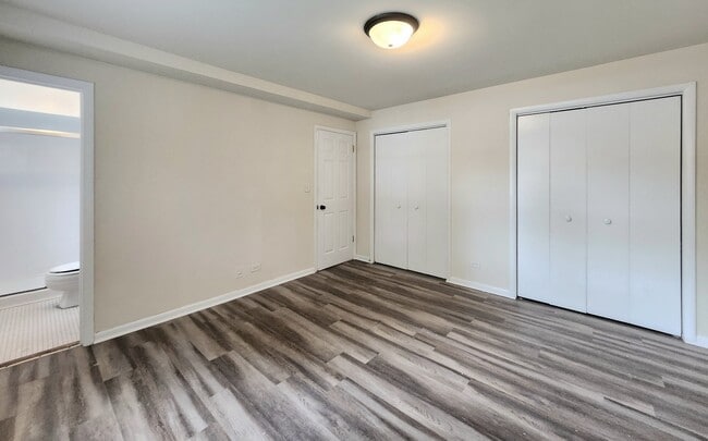 Building Photo - 2007 W Touhy Ave