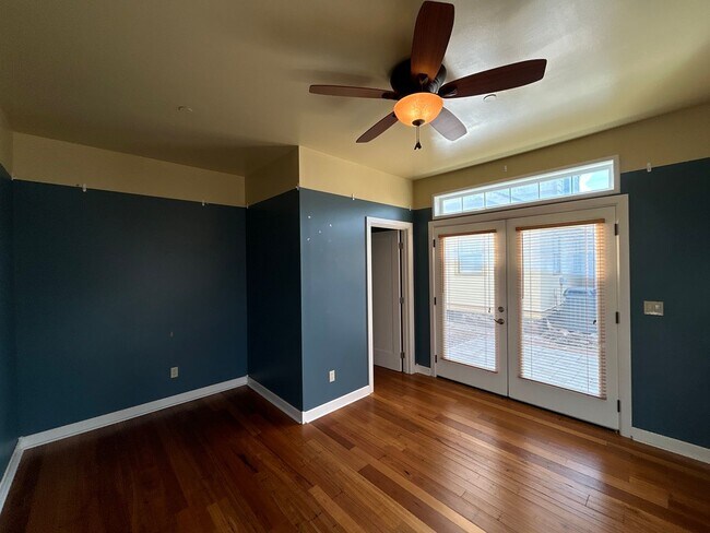 Building Photo - 2 Bedroom / 1.5 Bath Executive Apartment i...