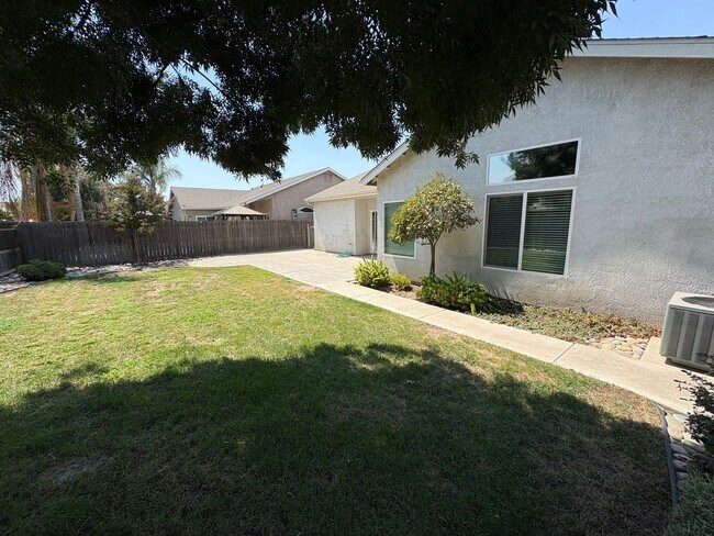 Building Photo - Immaculate NW Visalia home for rent!