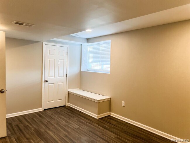 Building Photo - 1104 E Oak Dr