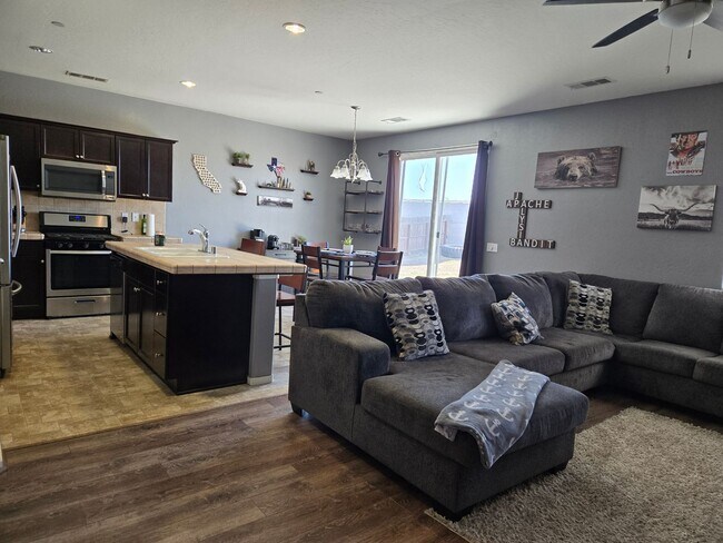 Building Photo - 4 BR 2 BA Availble Nov 18th