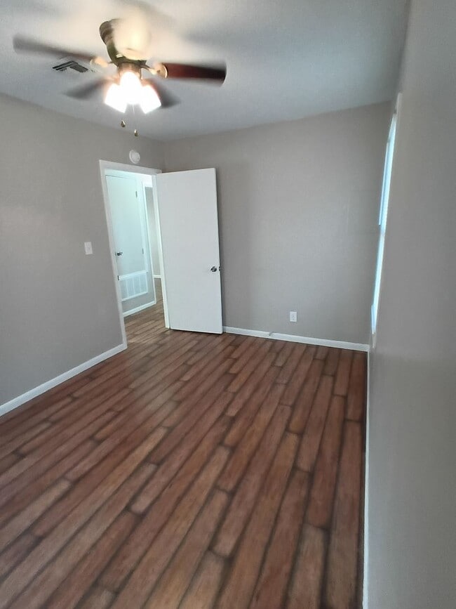 Building Photo - Cute 3 Bed or 2 bed and office