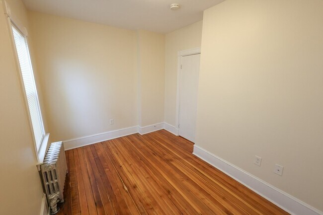 Building Photo - 32 Robinson St